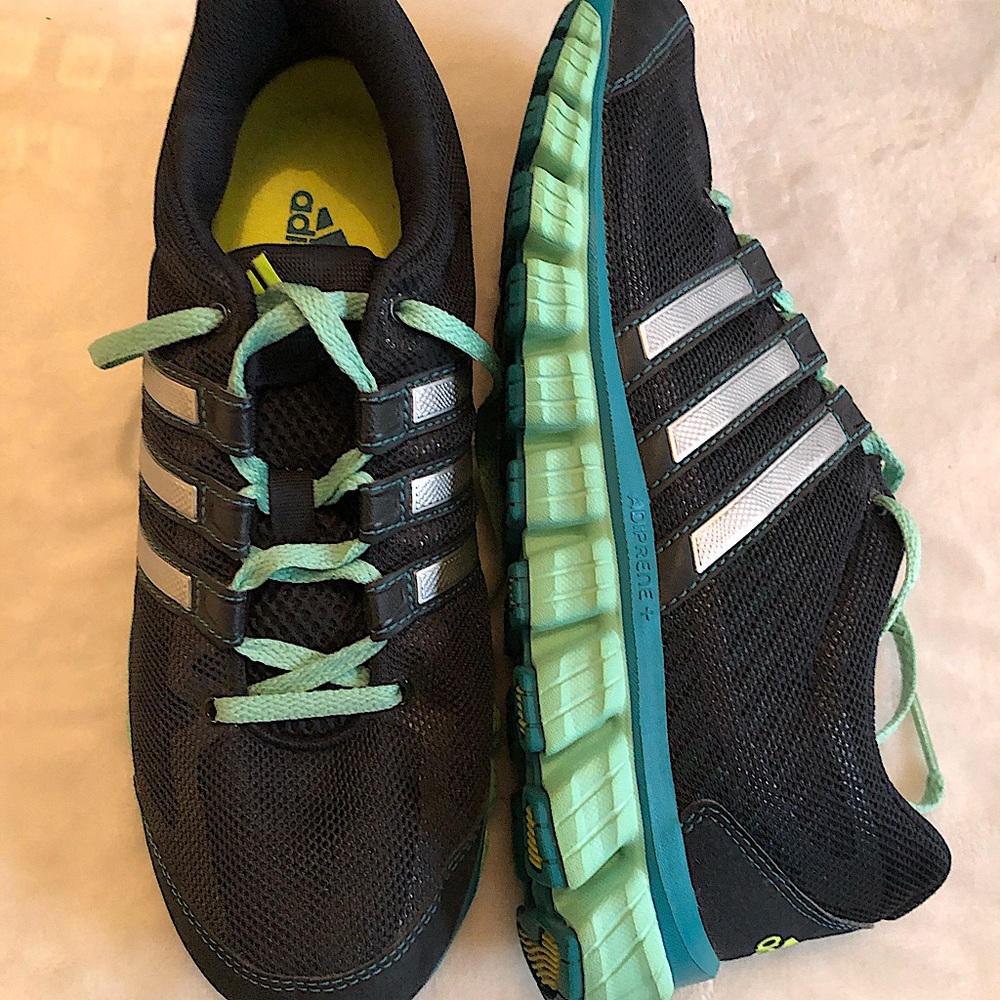 Adidas women’s running training sneakers like new!